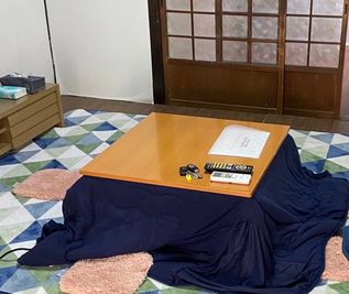 冬はコタツがあります。コタツでのんびりするのはいかがですか？？♪ - パーティー、誕生日会、女子会に♪レンタルスペース！ 様々な用途に使えます！の室内の写真