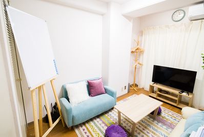 ゆったりくつろげるローソファー中心のインテリアです。
Wi-Fi完備です。 - シャンブル鶴屋町 おうちデートやお友達とのくつろぎ部屋の室内の写真