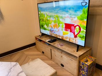 大型50インチTVで映画見放題です！ - WITHYOUあたしんち新大阪 デザイナーズWTIHYOU②の室内の写真