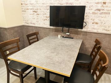 ４人以内で会議出来るスペースです。 - 市ヶ谷コワーキングカフェ 【会議室】4名以内、ドリンク無料の室内の写真