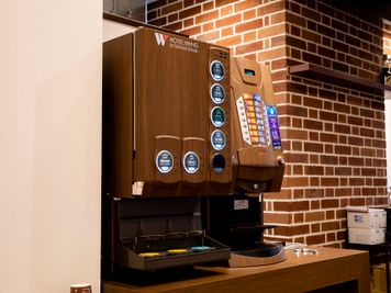 フリードリンクサーバー - ホテルウィング東京赤羽 ホテル1Fカフェスペース2名用の室内の写真