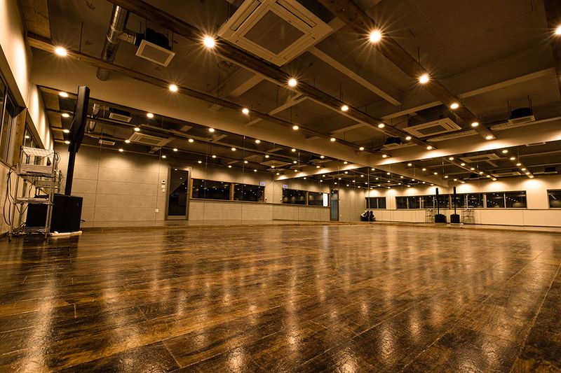 2Fにある25名ほど利用できるメインスタジオです。 - ダンススタジオ STATUS ダンス練習に最適！の室内の写真