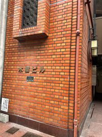茶色いレンガが目印☆ - カラオケレンタルバー Ichinariの入口の写真