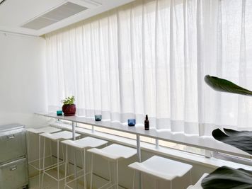 自然光が明るいカウンターテーブル

 - WHITE Lab 貸し会議室・撮影・パーソナルの室内の写真