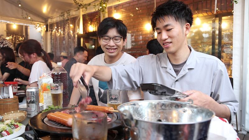 ジョニーの田町酒場＆テラスBBQ BBQが出来る屋上テラススペースの室内の写真