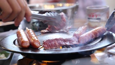 『ジョニーの酒場&テラスBBQ』 BBQが出来るテラス　スペースの室内の写真