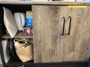 プロジェクターの説明書とHDMIケーブル１本はこの棚（左端）に入ってます。 - カリクラシ 西田ビル４F 広いベランダの多目的スペース！【西田ビル４F】の室内の写真