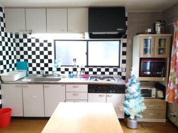 クリスマス仕様でお出迎え
Rebornキッチンスペース
3口ビルトインコンロと流し台 - Reborn キッチンスペースCの室内の写真