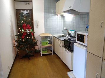 クリスマスシーズンはツリーでお出迎え - Reborn キッチンスペースLの室内の写真