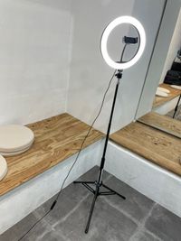 女優ライト
スタンド付き！
メイクや撮影時に！ - JK Studio 三宮 ウエストモンドビルB1 【地域最安値❗1500 -> 777円】ダンスレッスンスタジオの室内の写真