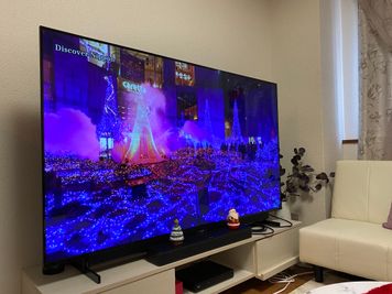 迫力ある65インチのテレビを観ながらお寛ぎください - 下北スペース1号店 下北スペース1号店定員6名の室内の写真