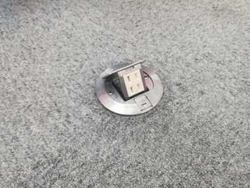 床埋め込み型のコンセントです。 - 佐野のレンタルスペース「ちるこ佐野ベース」 レンタルスペース「ちるこ」佐野ベースAの設備の写真