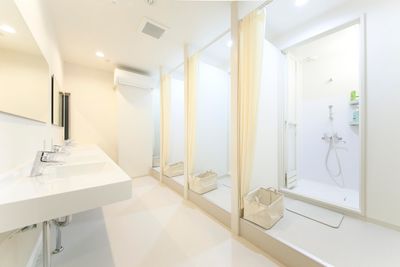 シャワー室 - Roots Hostel ホステル内個室、サロンスペースの設備の写真