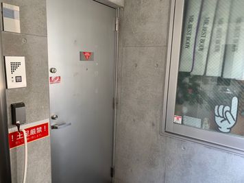 エレベーターを降りたら、こちらのドアからお入りください。（当ジムしかありませんが（笑）） - レンタルジム　パーソナルに最適 レンタルジム　レンタルスペース　広尾　恵比寿の室内の写真
