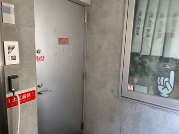 エレベーターを降りたら、こちらのドアからお入りください。（当ジムしかありませんが（笑）） - レンタルジム　パーソナルに最適 レンタルジム&スペース　広尾　恵比寿 閑静な住宅街GYMの室内の写真