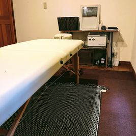 施術台の足元はマットなので暖かく、滑らないので施術に集中できます - MASSACAFE 完全個室のカフェ併設サロンですの室内の写真