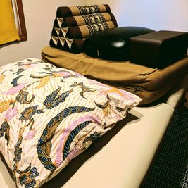 タイ古式マッサージ用のマット、各ピローも充実 - MASSACAFE カフェ併設のおしゃれなルームの室内の写真