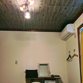 空気清浄機付きのエアコン。明るさ調整機能付きのライト - MASSACAFE カフェ併設のおしゃれなルームの室内の写真