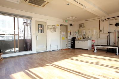 窓が多く・大きいので、光がよく入り、風が非常によく通るスタジオです。 - レンタルスタジオDAYS 与野店 レンタルスタジオDAYS 与野２階の室内の写真