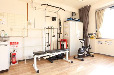 ちょっとしたジムくらいのトレーニング用品があります。（エアロバイクは現在ございません） - レンタルスタジオDAYS 与野店 レンタルスタジオDAYS 与野２階の室内の写真