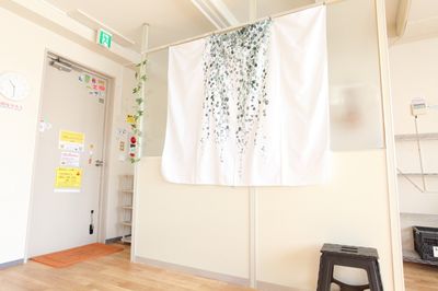 タペストリーは自由に変えることができます（BOTANICAL） - レンタルスタジオDAYS 与野店 レンタルスタジオDAYS 与野３階の室内の写真