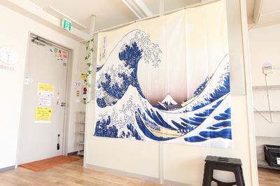 タペストリーは自由に変えることができます（富嶽三十六景神奈川沖浪裏） - レンタルスタジオDAYS 与野店 レンタルスタジオDAYS 与野３階の室内の写真