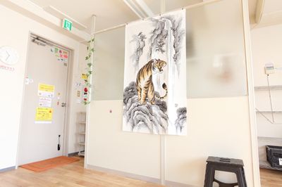 タペストリーは自由に変えることができます（TIGER） - レンタルスタジオDAYS 与野店 レンタルスタジオDAYS 与野３階の室内の写真