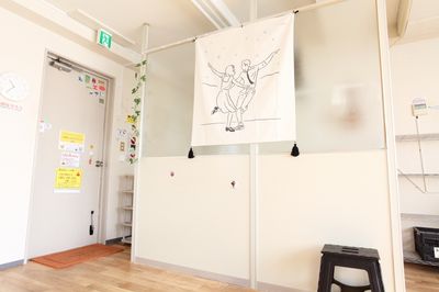 タペストリーは自由に変えることができます（DANCE） - レンタルスタジオDAYS 与野店 レンタルスタジオDAYS 与野３階の室内の写真