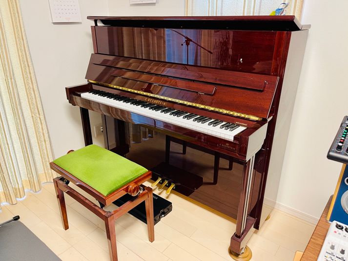 ベヒシュタイン製アップライトピアノ - Arly Band Salon ピアノ・レンタルサロンの室内の写真
