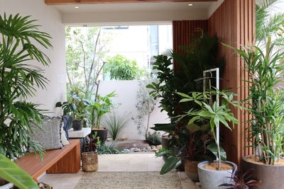 re-treat ハイセンスな庭空間の室内の写真