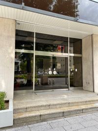 正面玄関からお入りください - 大冷工業本社ビル 4F －クロスコ－ 小会議室 HOUSTONの外観の写真