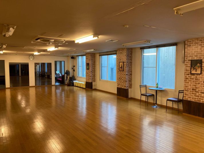 広々利用でき要望に応じて照明も変えられます - ダンスホール　ニューベイサイド レンタルスペースの室内の写真