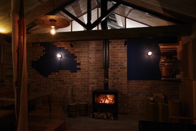 ウッドラウンジ冬の夜 - ShareVillage レンタルスペースの室内の写真