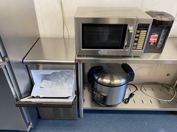 業務用製氷機
業務用電子レンジ
2升炊き炊飯器 - シェアキッチンCONTACT・SPACE キッチン付きレンタルスペースの室内の写真