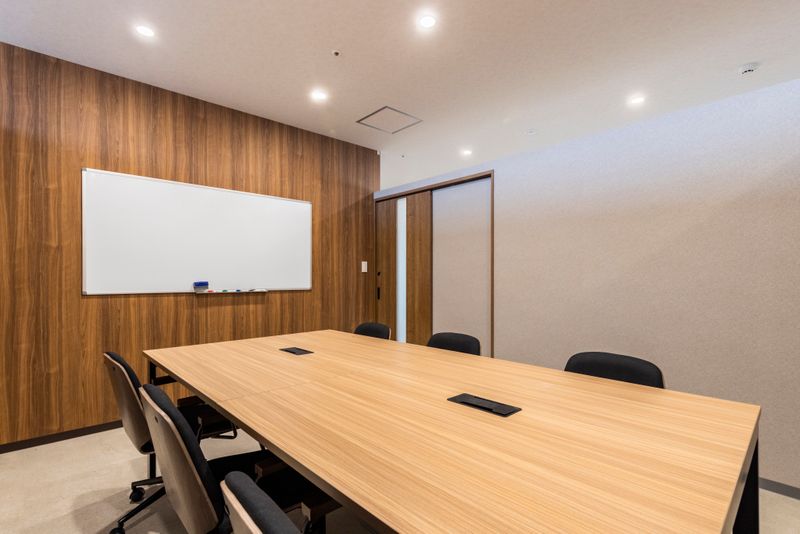 6名会議室【天井空きあり】 - いいオフィス豊見城