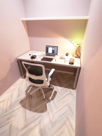 ノートパソコンを置いてもデスクは広々お使いいただけます。 - スタジオ&オフィス メビウス 【Bタイプ】ルームNo12の室内の写真