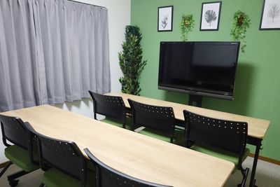 セミナー形式レイアウト - 横浜鶴見ワイズスクエア会議室 会議室の室内の写真
