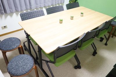 予備椅子プラスしたレイアウト - 横浜鶴見ワイズスクエア会議室 会議室の室内の写真