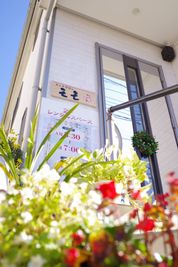 レンタルスペースモモ 疲れ集中新品イス。2畳の小さな作業スペースの入口の写真
