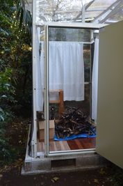 脱衣場と薪 - 里山小屋 （クラインガルテン）の設備の写真