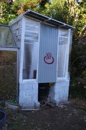 風呂場建物正面と釜戸 - 里山小屋 （クラインガルテン）の設備の写真