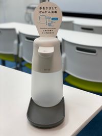 アルコール自動噴射器手をかざすとアルコール消毒液が噴射されます。非接触で手を消毒できます。 - ブルースペース上野御徒町 レンタルスペース・ダンススタジオの設備の写真