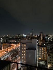 撮影スペース2からの夜景♪
都庁・首都高見えます♪ - 明大前　都心マンション屋上 撮影可能！新宿・渋谷・六本木あらゆる方向が見えます！の室内の写真