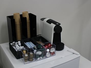 コーヒーマシンは無料で利用できます。 - 池袋レンタル会議室.COM レンタル会議室の設備の写真