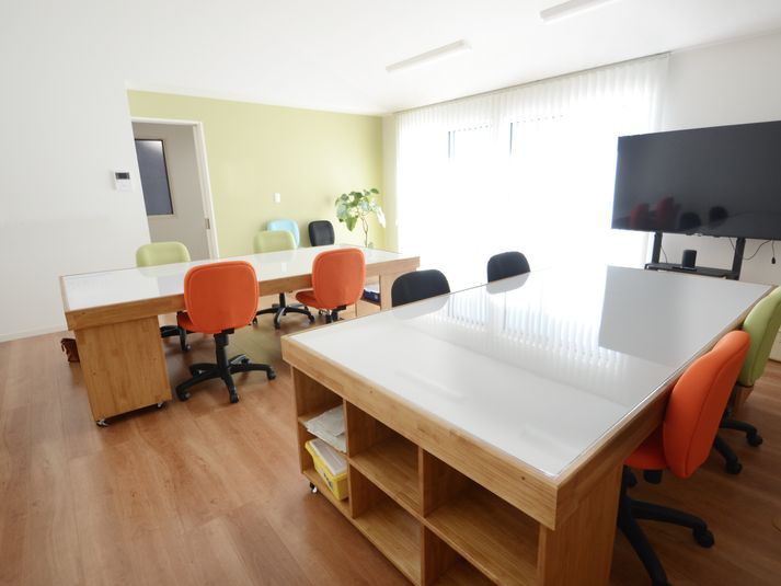 右手前の机が貸出スペースです。 - 宇都宮市ゆいの杜のレンタルスペース「ちるこゆいの杜ベース」 レンタルスペース「ちるこ」ゆいの杜ベースAの室内の写真