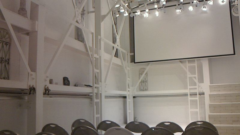 天井高い！大型スクリーン有り、白を基調とした爽やかオシャレホール！ - 貴方の店グループ 新宿区四谷・イベントホール（エアコン増設しました2023.7月）の室内の写真