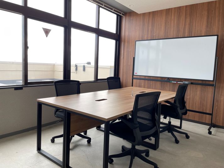 4名会議室【天井空きあり】 - いいオフィス豊見城