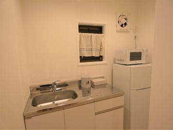 給湯室にはシンクと冷蔵庫、電子レンジが設置されています。 - MOPS owada space レンタルスペースの室内の写真