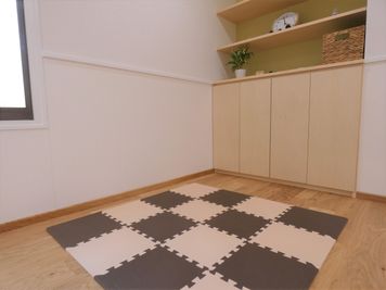 フリースペース
備品としてクッションマットを用意しています。小さなお子様がいらっしゃる際等にご自由にご利用ください。 - MOPS owada space レンタルスペースの室内の写真