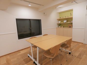 フリースペースにも机や椅子を置くことができます。倉庫内にしまってあるので必要に応じてご利用ください。 - MOPS owada space レンタルスペースの室内の写真